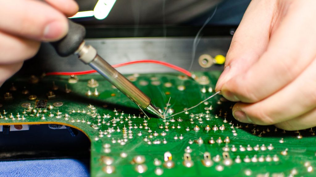 Come si collegano i componenti a una scheda PCB?