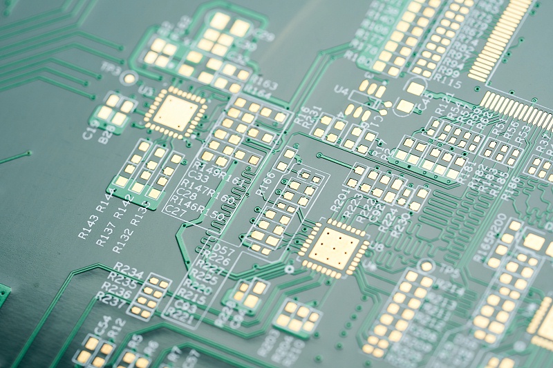 I produttori di PCB vi dicono come distinguere tra i poli positivo e negativo dell'alimentazione del circuito?